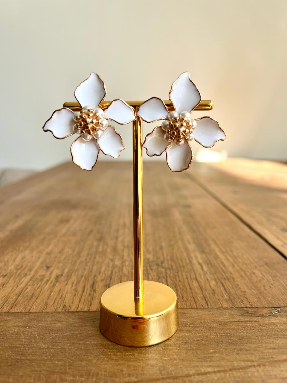 Brinco Flor Esmaltada Branca