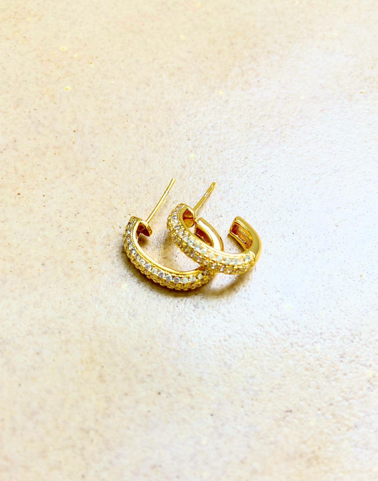 Argola Luxo Cravejada com Zircônias