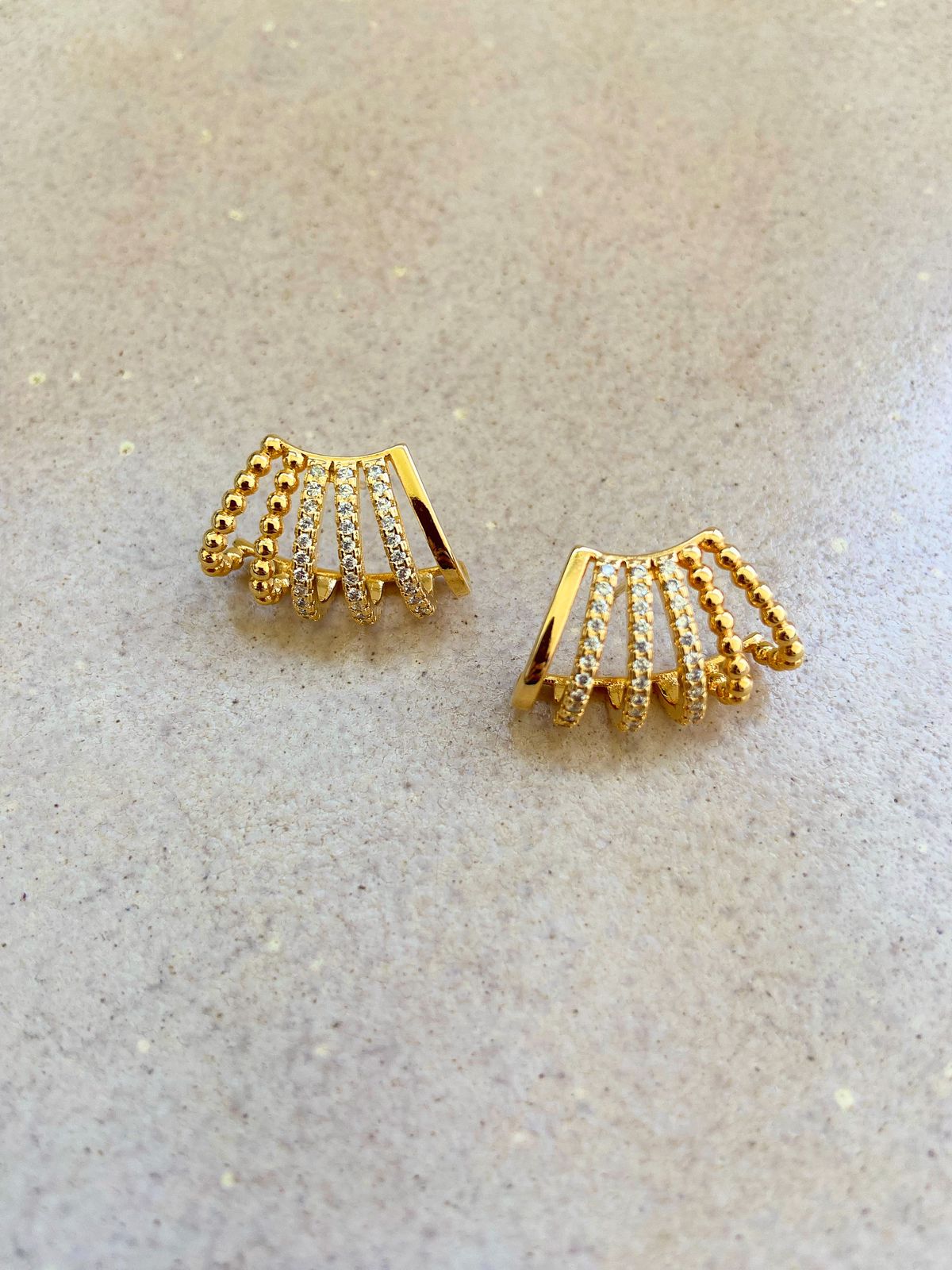 Brinco Ear Hook Seis Voltas Com Esferas e Zircônia